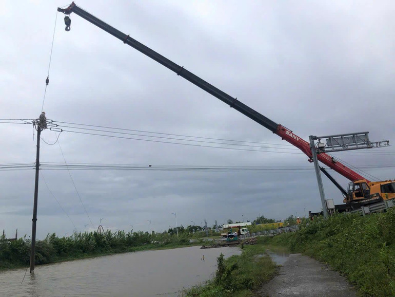 Công nhân Công ty Điện lực Phú Xuyên điều động xe cẩu khắc phục sự cố sau bão số 3. (Ảnh: EVNHANOI)