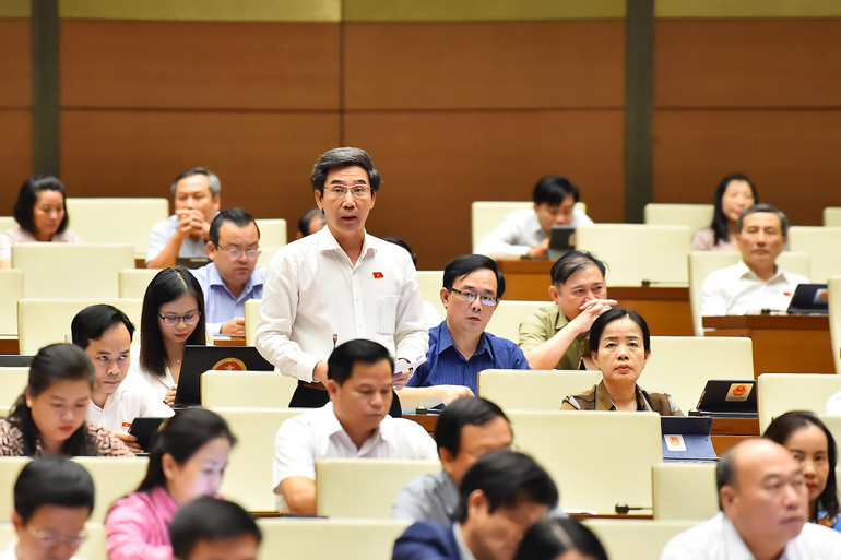 Đại biểu Trần Chí Cường (Đà Nẵng) phát biểu. (Ảnh: THỦY NGUYÊN)