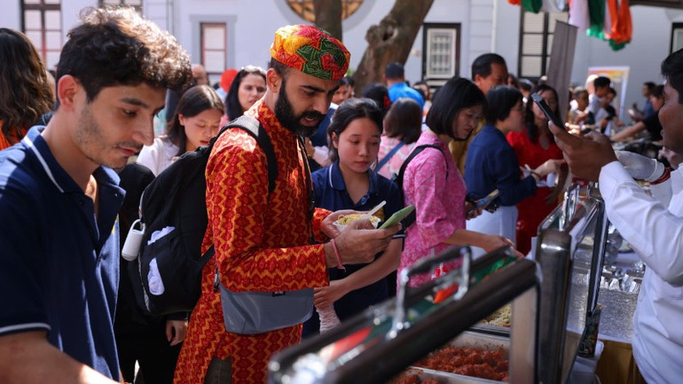 Quầy ẩm thực hút khách.