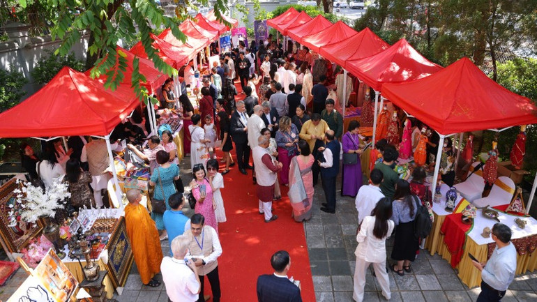 Gian hàng đồ thủ công mỹ nghệ Ấn Độ thu hút đông đảo khách tham quan.