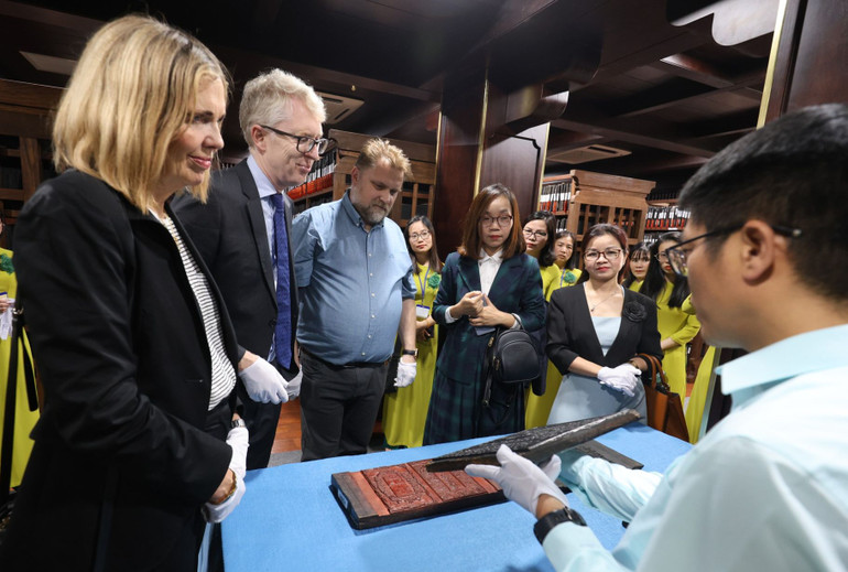 Đoàn cơ quan Lưu trữ quốc gia Na Uy thăm và làm việc tại Trung tâm Lưu trữ quốc gia IV, thành phố Đà Lạt, Lâm Đồng, tháng 9/2023. (Ảnh: Cục Văn thư và Lưu trữ Nhà nước) Đoàn cơ quan Lưu trữ quốc gia Na Uy thăm và làm việc tại Trung tâm Lưu trữ quốc gia IV, thành phố Đà Lạt, Lâm Đồng, tháng 9/2023. (Ảnh: Cục Văn thư và Lưu trữ Nhà nước)