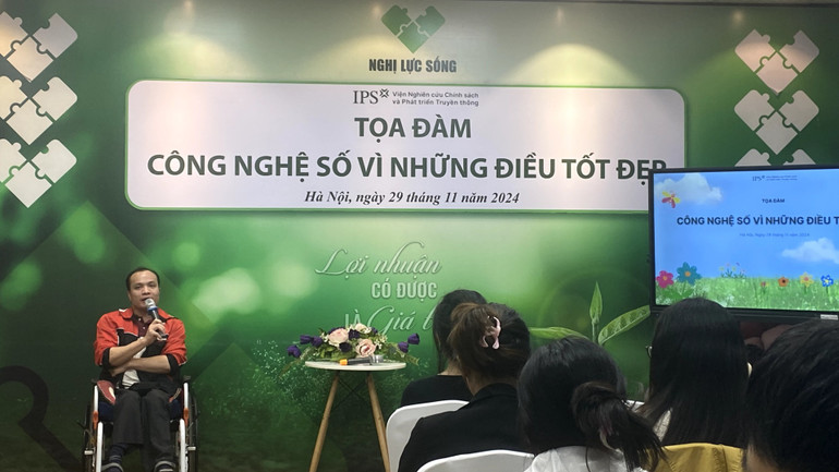 Đại diện người khuyết tật chia sẻ về ứng dụng công nghệ số cho các nhóm dễ bị tổn thương tại Tọa đàm “Công nghệ số vì những điều tốt đẹp”, Hà Nội, ngày 29/11/2024.