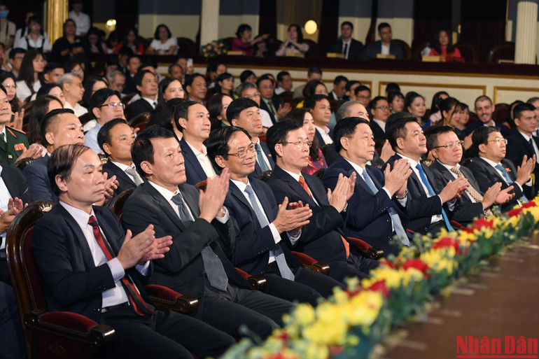 Các đồng chí lãnh đạo Đảng, Nhà nước dự Lễ trao giải. (Ảnh: Thành Đạt) Các đồng chí lãnh đạo Đảng, Nhà nước dự Lễ trao giải. (Ảnh: Thành Đạt)