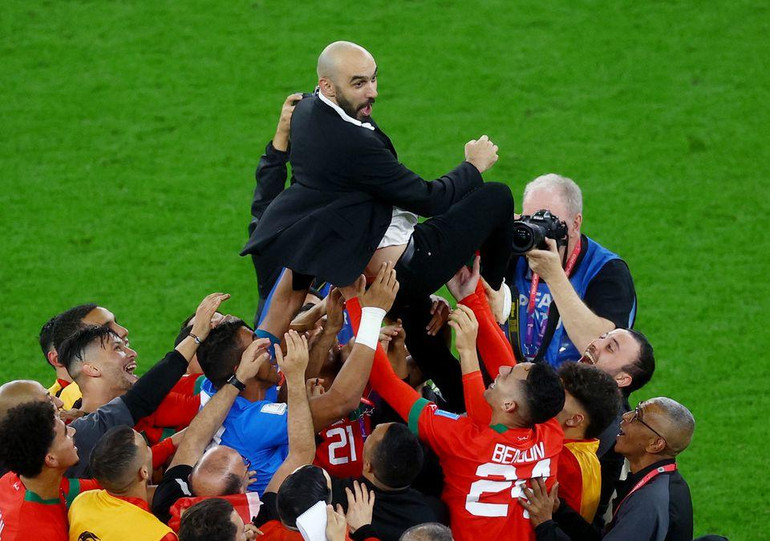 Huấn luyện viên Maroc Walid Regragui ăn mừng cùng các cầu thủ sau khi giành vé vào bán kết. (Ảnh: Reuters)