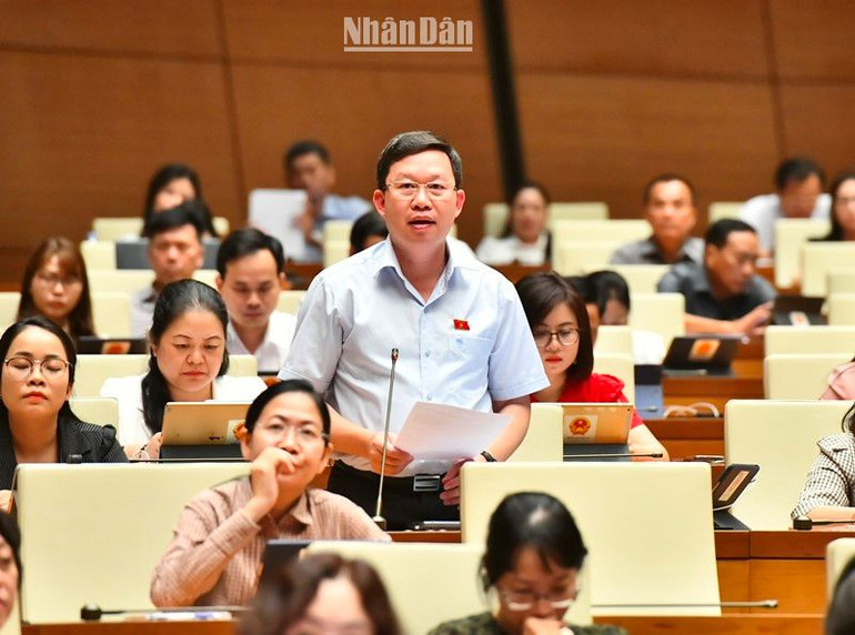 Đại biểu Nguyễn Quốc Luận - Đoàn đại biểu Quốc hội tỉnh Yên Bái phát biểu thảo luận. (Ảnh: ĐĂNG KHOA)