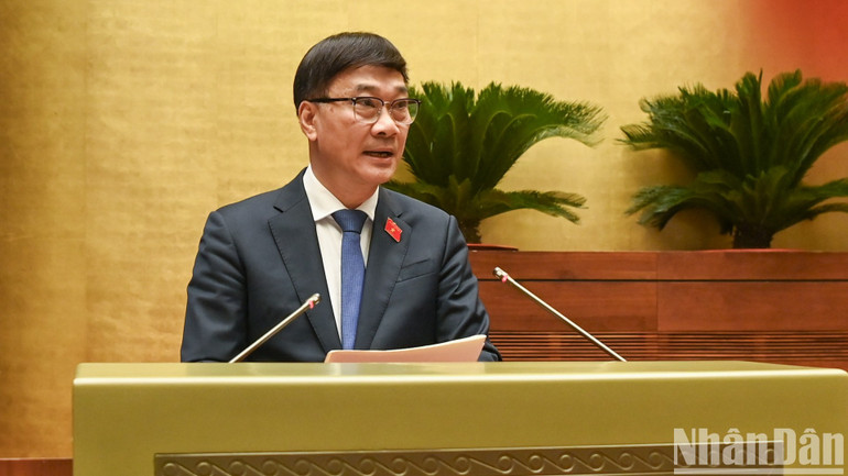 Chủ nhiệm Ủy ban Kinh tế của Quốc hội Vũ Hồng Thanh trình bày báo cáo. (Ảnh: DUY LINH) Chủ nhiệm Ủy ban Kinh tế của Quốc hội Vũ Hồng Thanh trình bày báo cáo. (Ảnh: DUY LINH)