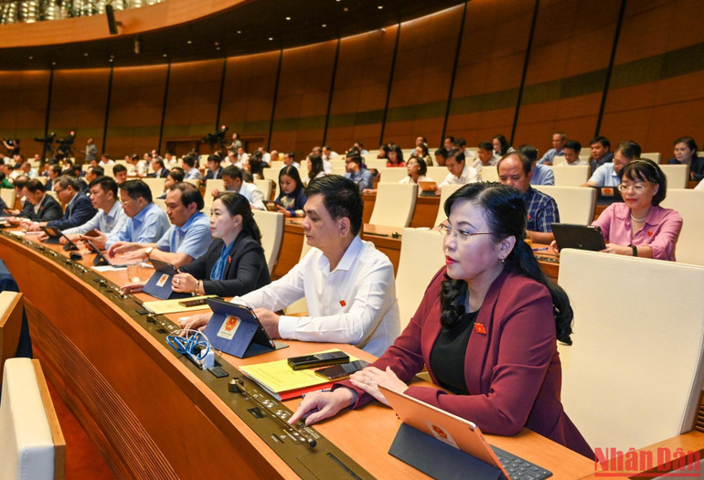 Các đại biểu Quốc hội biểu quyết thông qua Nghị quyết ban hành Nội quy kỳ họp Quốc hội (sửa đổi). (Ảnh: DUY LINH)