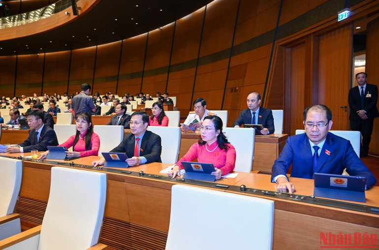 Quốc hội tiến hành biểu quyết thông qua Luật Phòng, chống rửa tiền (sửa đổi). (Ảnh: DUY LINH)