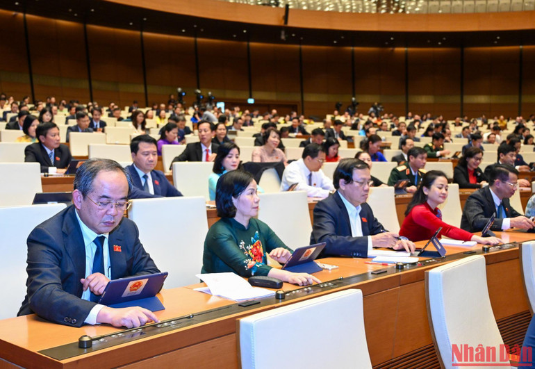 Quốc hội biểu quyết thông qua Nghị quyết Đẩy mạnh việc thực hiện chính sách, pháp luật về thực hành tiết kiệm, chống lãng phí. (Ảnh: DUY LINH)