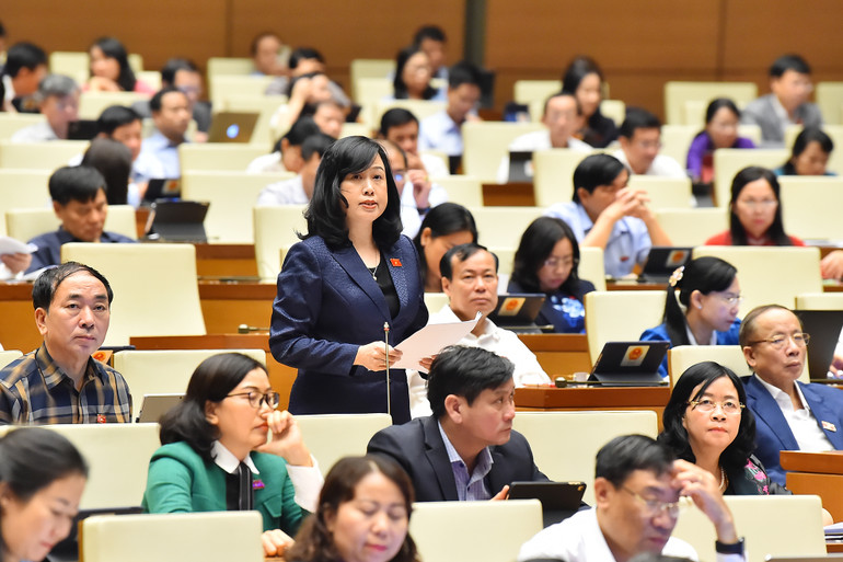 Bộ trưởng Y tế Đào Hồng Lan giải trình, làm rõ ý kiến đại biểu Quốc hội nêu tại phiên thảo luận. (Ảnh: THỦY NGUYÊN)