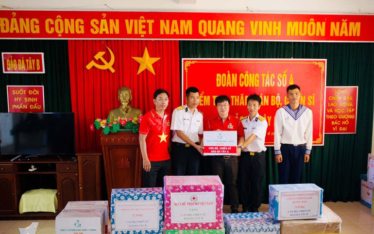Đại diện TV.PHARM trao tặng các sản phẩm bảo vệ sức khỏe cho các cán bộ, chiến sĩ trên đảo Đá Tây A.