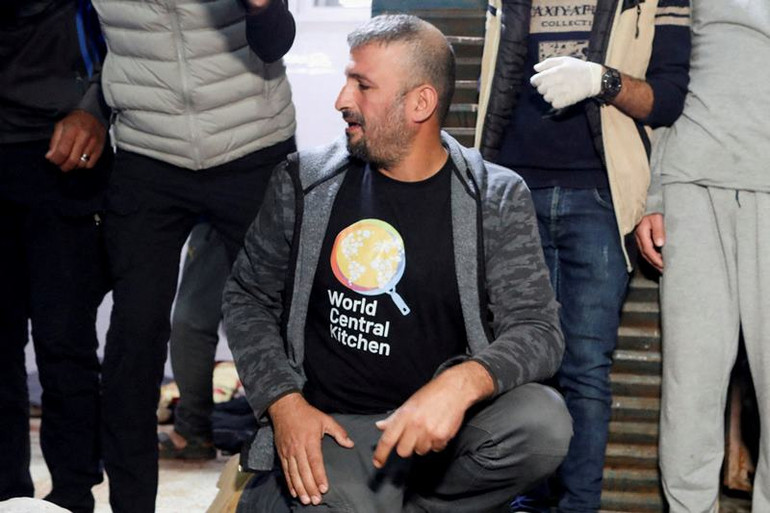 Đưa thi thể của các nhân viên World Central Kitchen (WCK) thiệt mạng vào bệnh viện Al-Aqsa ở Deir Al-Balah, miền trung Dải Gaza, ngày 1/4/2024. (Ảnh: Reuters)