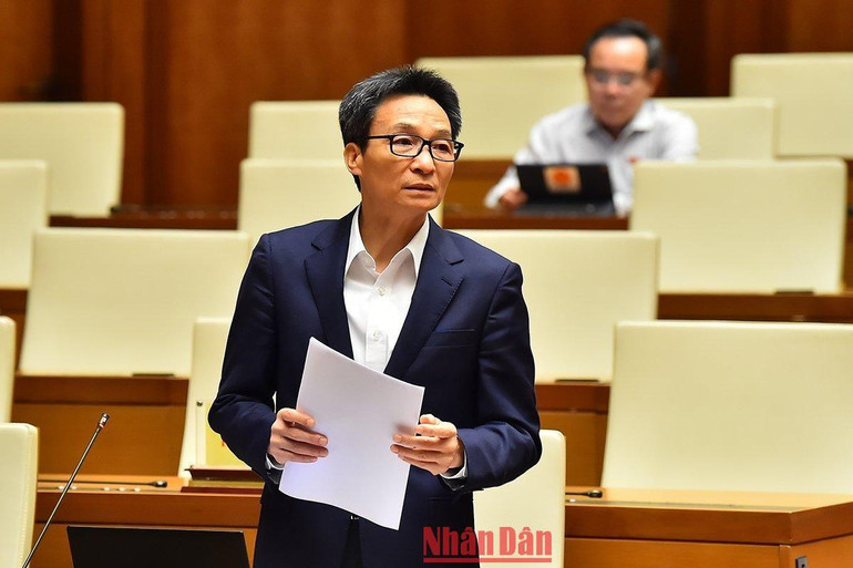 Phó Thủ tướng Chính phủ Vũ Đức Đam giải trình, làm rõ một số nội dung tại phiên chất vấn. (Ảnh: THỦY NGUYÊN)