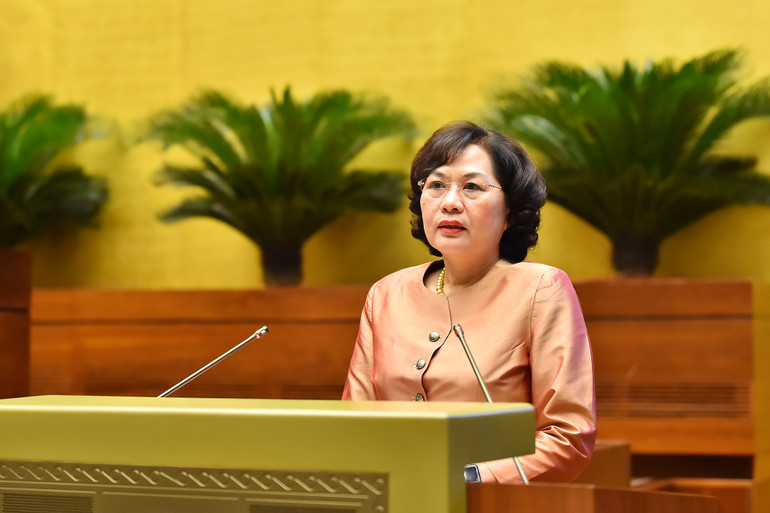 Thống đốc Ngân hàng Nhà nước Việt Nam Nguyễn Thị Hồng giải trình, làm rõ ý kiến đại biểu Quốc hội nêu. (Ảnh: THỦY NGUYÊN)