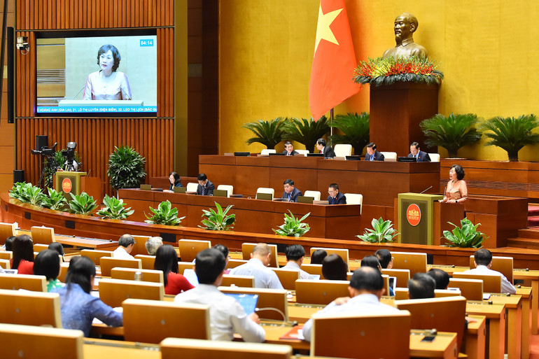 Thống đốc Ngân hàng Nhà nước Việt Nam Nguyễn Thị Hồng giải trình, làm rõ ý kiến đại biểu Quốc hội nêu. (Ảnh: THỦY NGUYÊN)