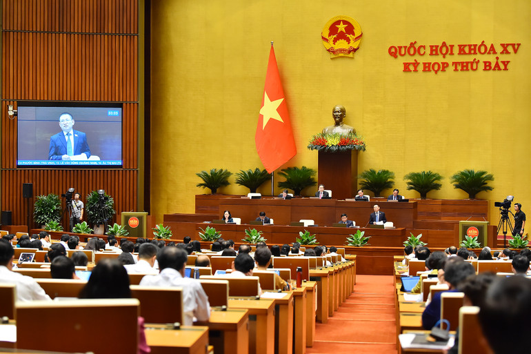 Bộ trưởng Tài chính Hồ Đức Phớc giải trình, làm rõ ý kiến đại biểu Quốc hội nêu tại phiên thảo luận của Quốc hội chiều 29/5. (Ảnh: THỦY NGUYÊN)