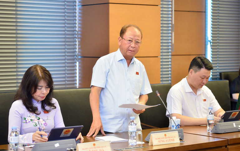 Đại biểu Sùng A Lềnh (Lào Cai) phát biểu. (Ảnh: THỦY NGUYÊN)