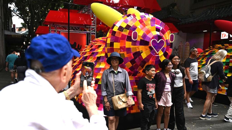 Chụp ảnh trước tác phẩm điêu khắc hình thỏ - linh vật của năm âm lịch 2023 tại nhiều nước trong Lễ đón Tết Nguyên đán ở Sydney, Australia. (Anh: AAP)