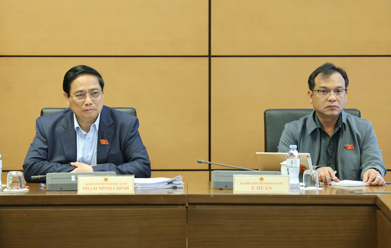 Thủ tướng Chính phủ Phạm Minh Chính tham dự phiên thảo luận tại Tổ 8. (Ảnh: DUY LINH)