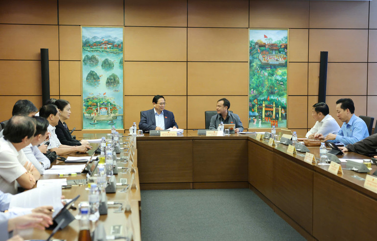 Quang cảnh phiên thảo luận tại Tổ 8, sáng 23/11. (Ảnh: DUY LINH)