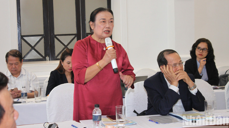 Bà Nguyễn Thị Cúc, Chủ tịch Hội Tư vấn thuế Việt Nam phát biểu. (Ảnh: TRUNG HƯNG)