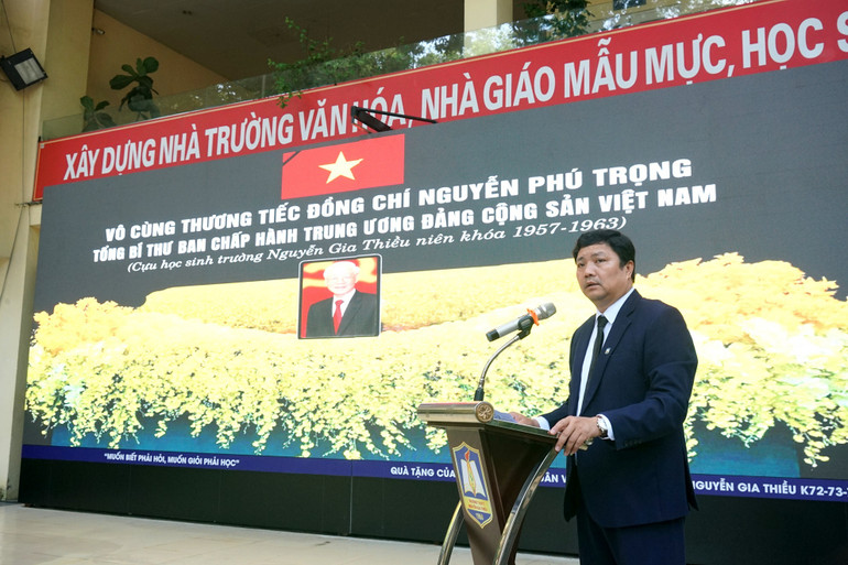 Thầy Lê Trung Kiên, Hiệu trưởng Trường THPT Nguyễn Gia Thiều phát biểu tại lễ tưởng niệm. (Ảnh: TRUNG HƯNG) Thầy Lê Trung Kiên, Hiệu trưởng Trường THPT Nguyễn Gia Thiều phát biểu tại lễ tưởng niệm. (Ảnh: TRUNG HƯNG)