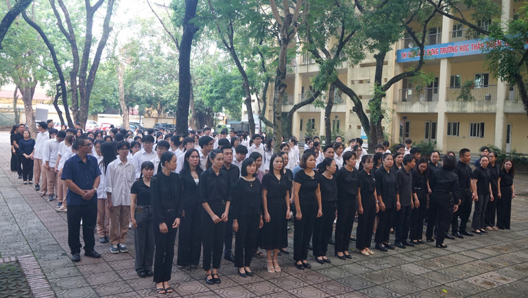 Cán bộ, nhân viên cùng thầy, trò và các thế hệ cựu học sinh Trường THPT Nguyễn Gia Thiều tỏ lòng thành kính và quyết tâm học tập theo gương Tổng Bí thư Nguyễn Phú Trọng. (Ảnh: TRUNG HƯNG) Cán bộ, nhân viên cùng thầy, trò và các thế hệ cựu học sinh Trường THPT Nguyễn Gia Thiều tỏ lòng thành kính và quyết tâm học tập theo gương Tổng Bí thư Nguyễn Phú Trọng. (Ảnh: TRUNG HƯNG)