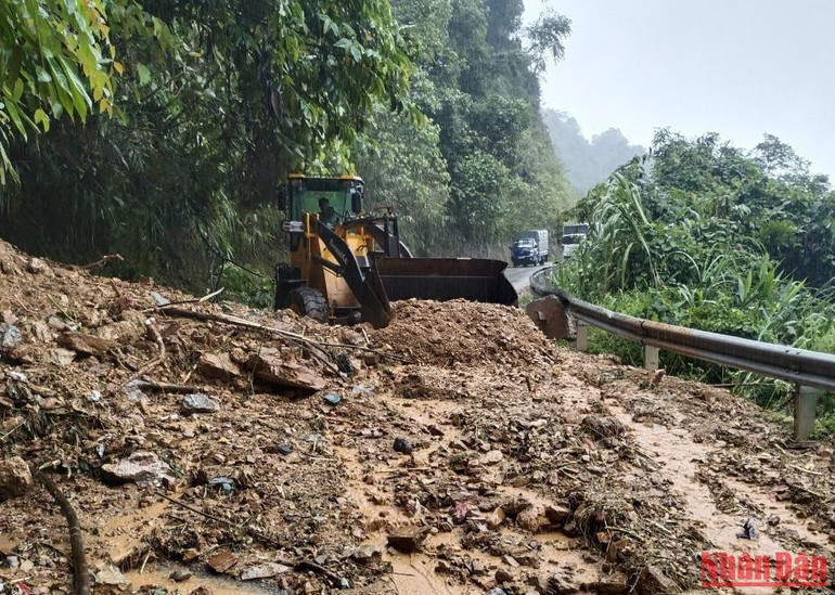 Mưa lớn gây sạt lở đường tỉnh 101 thuộc địa phận xã Tô Múa, huyện Vân Hồ. (Ảnh: VĂN TRUNG)