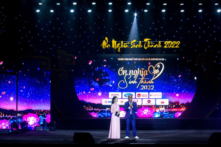 Sau tiết mục biểu diễn, trên sân khấu của Chương trình, ca sĩ Randy xúc động chia sẻ về hành trình đầy khắc khoải 17 năm đi tìm mẹ ruột vẫn chưa có hồi kết của mình.