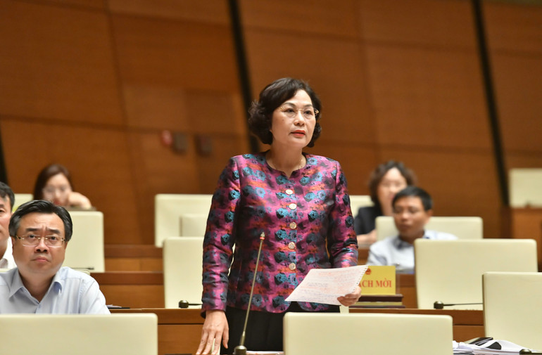 Thống đốc Ngân hàng Nhà nước Việt Nam Nguyễn Thị Hồng phát biểu giải trình, làm rõ một số nội dung đại biểu Quốc hội nêu tại phiên họp. (Ảnh: ĐĂNG KHOA)