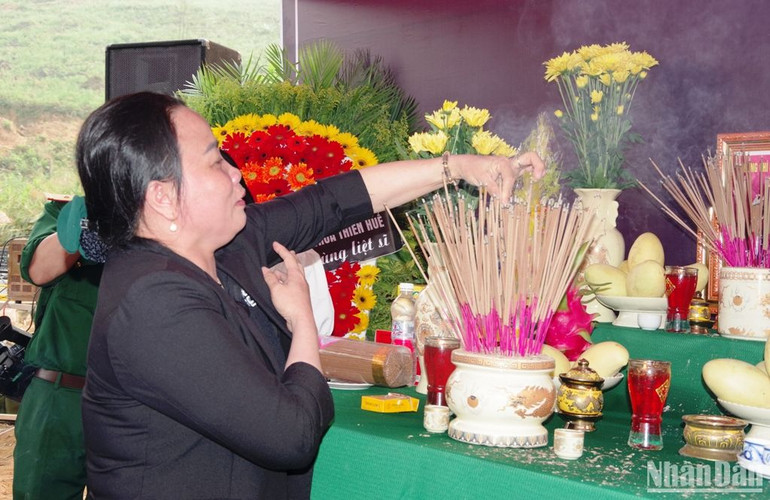Thân nhân các gia đình liệt sĩ đã tiến hành thắp hương tưởng nhớ các liệt sĩ.