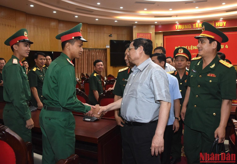 Thủ tướng Phạm Minh Chính với chiến sĩ thuộc bộ chỉ huy Bộ Tư lệnh Quân khu 4. Thủ tướng Phạm Minh Chính với chiến sĩ thuộc bộ chỉ huy Bộ Tư lệnh Quân khu 4.