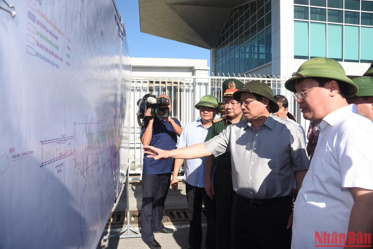 Thủ tướng Phạm Minh Chính khảo sát thực địa sân bay Vinh.