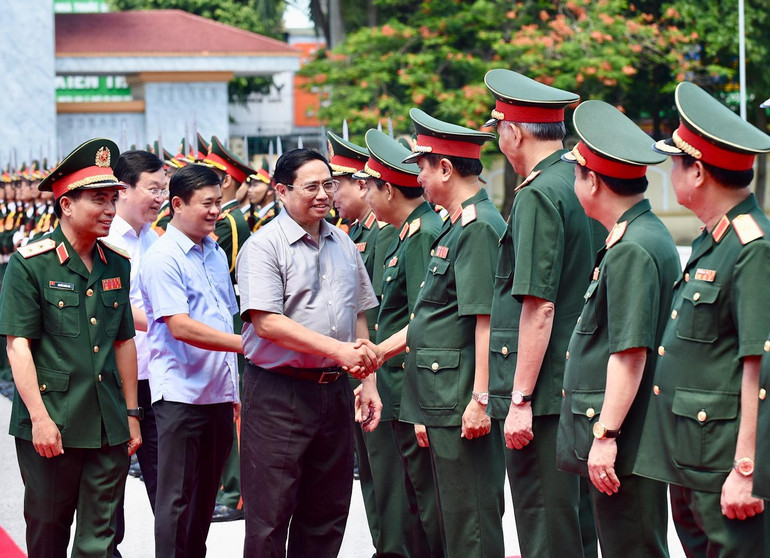 Thủ tướng gửi tới tướng lĩnh, sĩ quan, cán bộ, chiến sĩ, công nhân, viên chức quốc phòng, dân quân tự vệ, dự bị động viên lực lượng vũ trang Quân khu 4 lời thăm hỏi ân cần và những tình cảm thân thiết. (Ảnh: TRẦN HẢI)