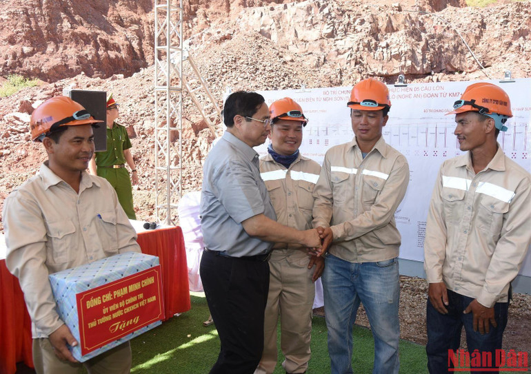 Hình ảnh Thủ tướng thị sát các công trình, dự án trọng điểm ở Nghệ An ảnh 5