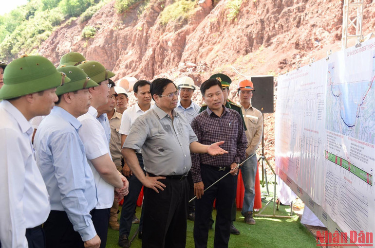 Thủ tướng Phạm Minh Chính khảo sát tuyến đường giao thông ven biển đoạn từ Nghi Sơn (Thanh Hóa) - Cửa Lò (Nghệ An).