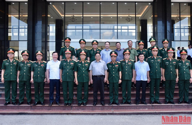 Thủ tướng Phạm Minh Chính với cán bộ, chỉ huy Bộ Tư lệnh Quân khu 4. Thủ tướng Phạm Minh Chính với cán bộ, chỉ huy Bộ Tư lệnh Quân khu 4.