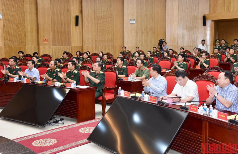 Đại diện lãnh đạo các bộ, ban, ngành và cán bộ, chiến sĩ Bộ Tư lệnh Quân khu 4 tham dự buổi làm việc. Đại diện lãnh đạo các bộ, ban, ngành và cán bộ, chiến sĩ Bộ Tư lệnh Quân khu 4 tham dự buổi làm việc.