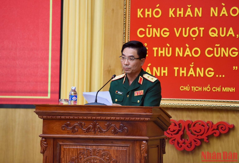 Trung tướng Nguyễn Doãn Anh, Tư lệnh Quân khu 4 phát biểu báo cáo Thủ tướng về nhiệm vụ của đơn vị. Trung tướng Nguyễn Doãn Anh, Tư lệnh Quân khu 4 phát biểu báo cáo Thủ tướng về nhiệm vụ của đơn vị.