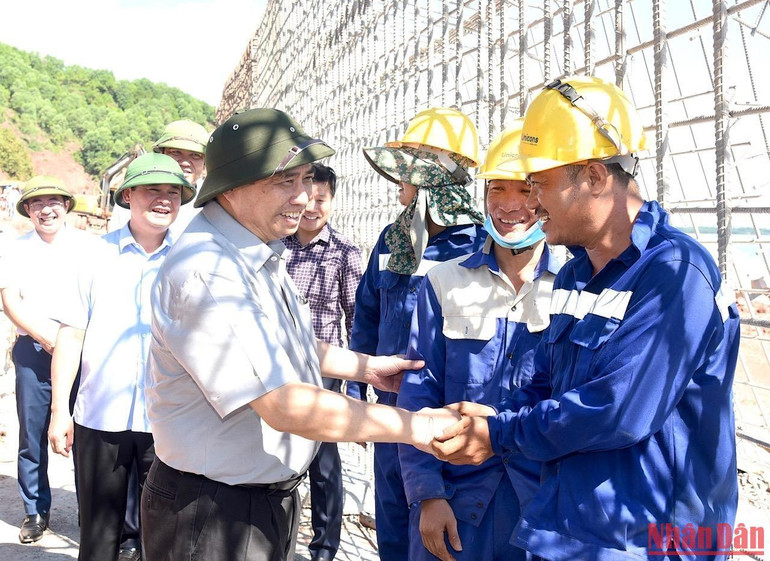 Thủ tướng Phạm Minh Chính động viên công nhân đang thi công tuyến đường giao thông ven biển đoạn từ Nghi Sơn (Thanh Hóa) - Cửa Lò (Nghệ An).