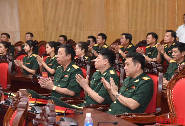 Các cán bộ thuộc Bộ Tư lệnh Quân khu 4 tham dự buổi làm việc. Các cán bộ thuộc Bộ Tư lệnh Quân khu 4 tham dự buổi làm việc.