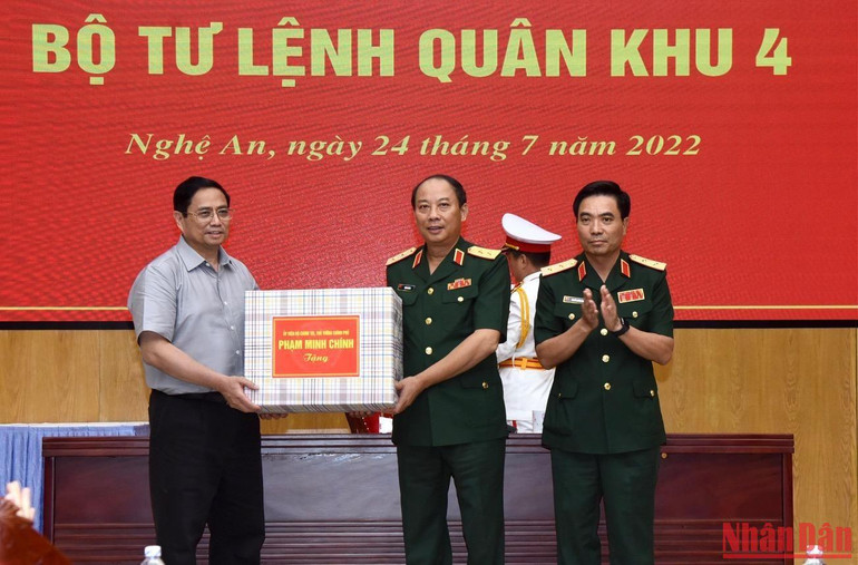 Thủ tướng Phạm Minh Chính tặng quà cho cán bộ, chiến sĩ Bộ Tư lệnh Quân khu 4. Thủ tướng Phạm Minh Chính tặng quà cho cán bộ, chiến sĩ Bộ Tư lệnh Quân khu 4.