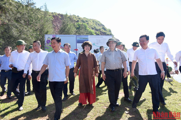 Thủ tướng Phạm Minh Chính khảo sát tại cảng Cửa Lò.