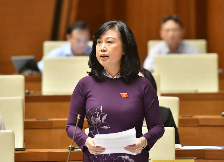 Bộ trưởng Y tế Đào Hồng Lan trả lời chất vấn của đại biểu Quốc hội. (Ảnh: ĐĂNG KHOA)