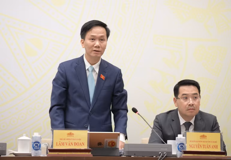 Ông Lâm Văn Đoan, Phó Chủ nhiệm Ủy ban Xã hội của Quốc hội phát biểu tại họp báo. (Ảnh: DUY LINH)