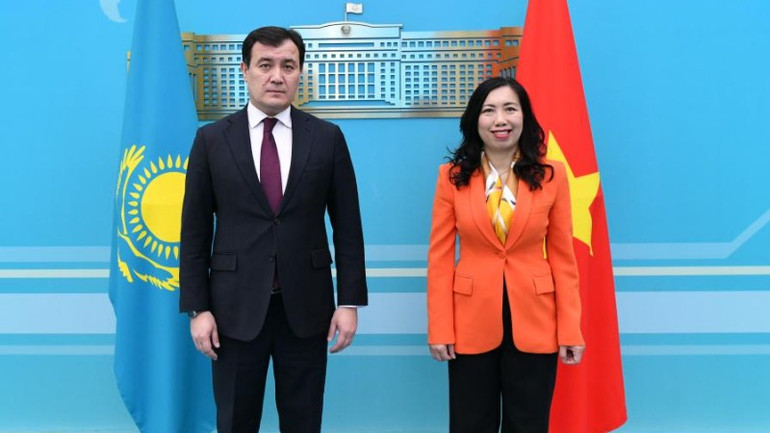Thứ trưởng Ngoại giao Lê Thị Thu Hằng và Thứ trưởng Ngoại giao Kazakhstan A. Bakayev.