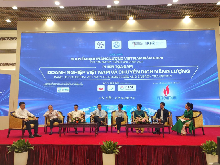 Các diễn giả tham gia tọa đàm tại diễn đàn. (Ảnh: TRUNG HƯNG)