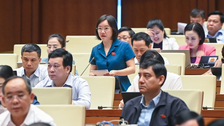 Đại biểu Thái Thị An Chung (Nghệ An) đóng góp ý kiến tại phiên họp. (Ảnh: DUY LINH)