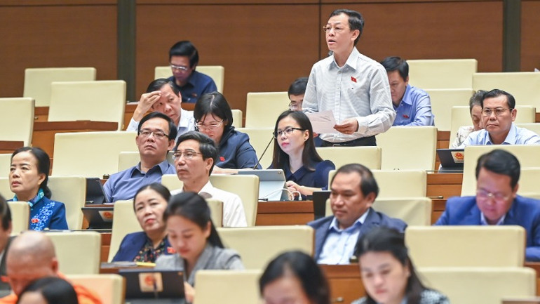 Thứ trưởng Y tế-đại biểu Nguyễn Tri Thức (Thành phố Hồ Chí Minh) phát biểu. (Ảnh: DUY LINH)