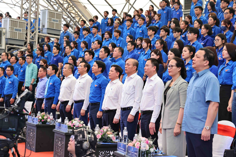 Các đại biểu cùng các đoàn viên, thanh niên thực hiện nghi thức chào cờ tại chương trình. (Ảnh: TRUNG HƯNG)